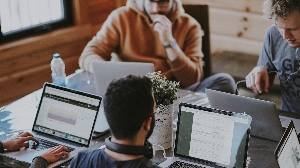 Ein Recruitingteam arbeitet gemeinsam an einem Tisch